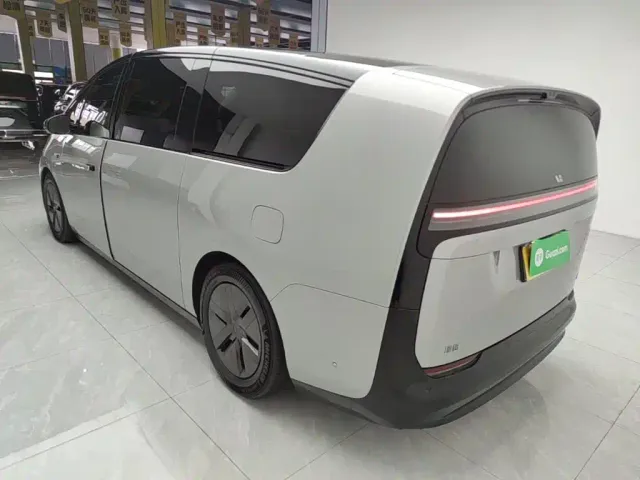 Li Auto MEGA — Фото автомобиля 4