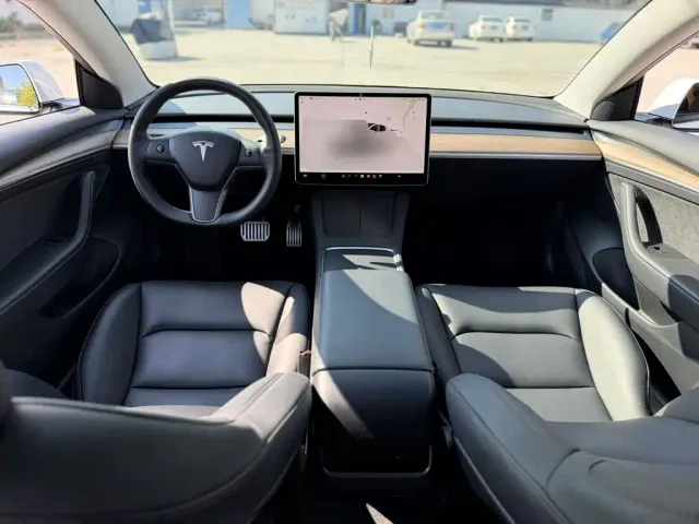 Tesla Model 3 — Фото автомобиля 9
