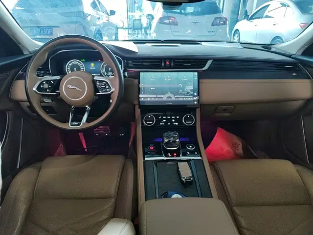 Jaguar XFL — Фото автомобиля 5