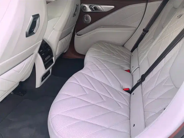 BMW XM — Фото автомобиля 9