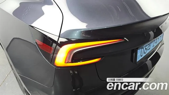 Tesla Model 3 — Фото автомобиля 8
