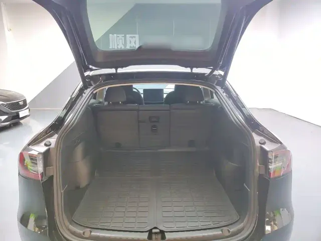 Tesla Model Y — Фото автомобиля 18