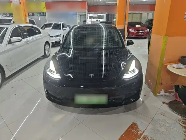 Tesla Model 3 — Фото автомобиля 2
