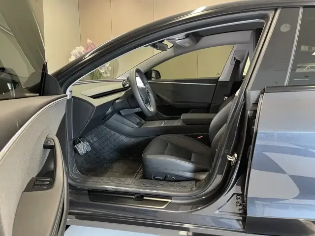 Tesla Model 3 — Фото автомобиля 17
