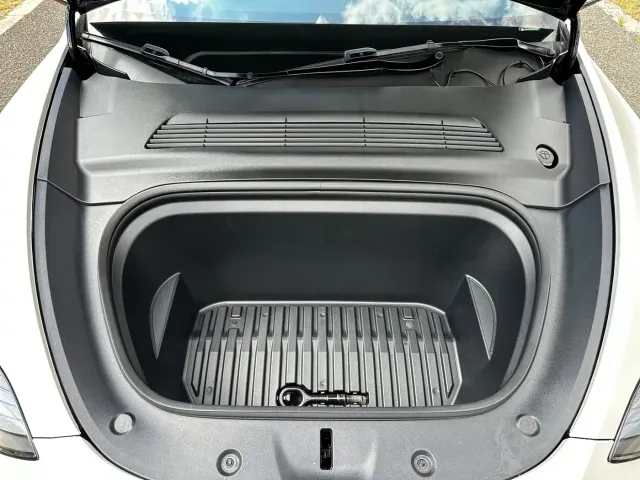 Tesla Model Y — Фото автомобиля 22