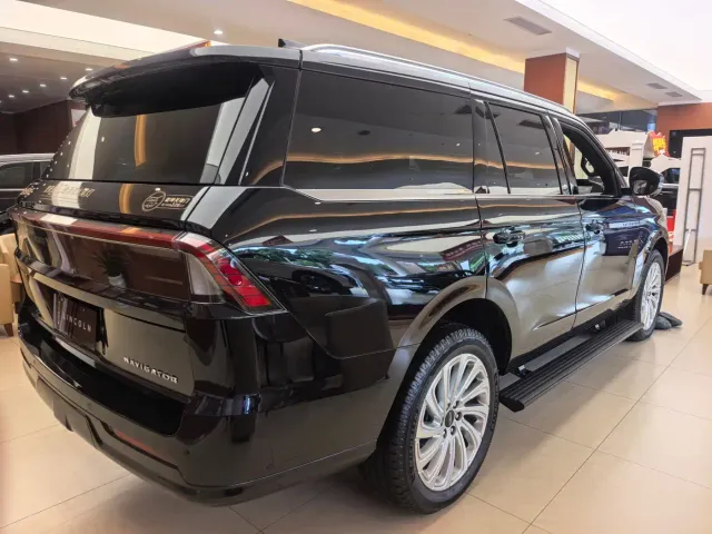 Lincoln Navigator — Фото автомобиля 18