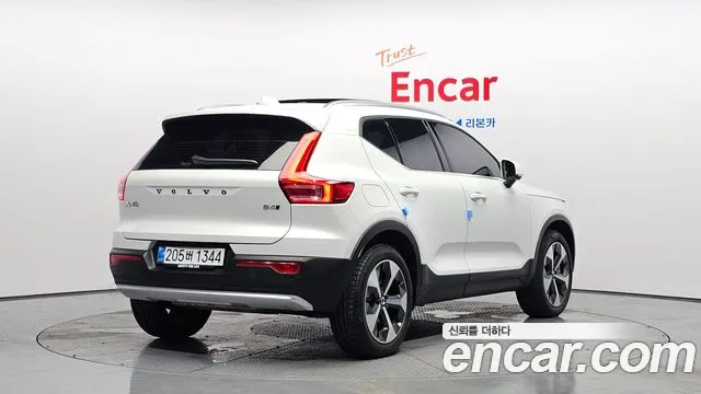 Вольво XC40 B4 Ultra Bright — Фото автомобиля 2