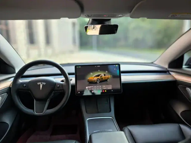 Tesla Model 3 — Фото автомобиля 5