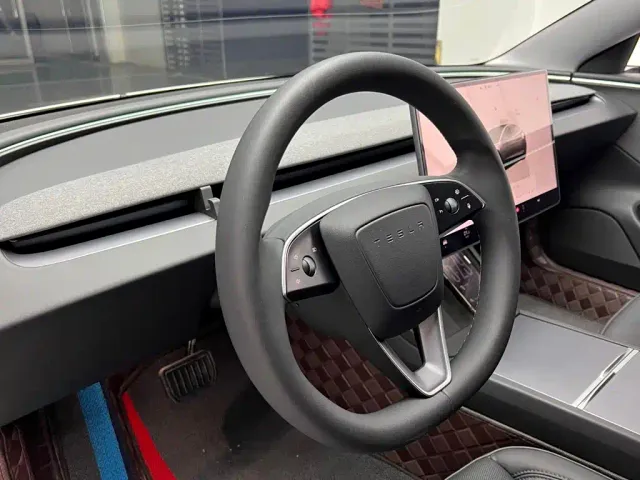 Tesla Model 3 — Фото автомобиля 7