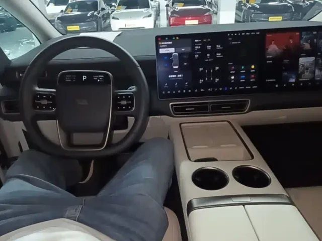 Li Auto MEGA — Фото автомобиля 9