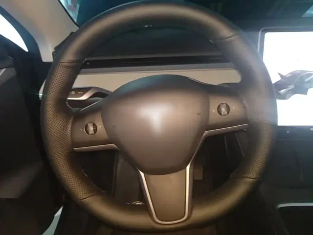 Tesla Model Y — Фото автомобиля 10
