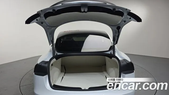 Tesla Model 3 — Фото автомобиля 26