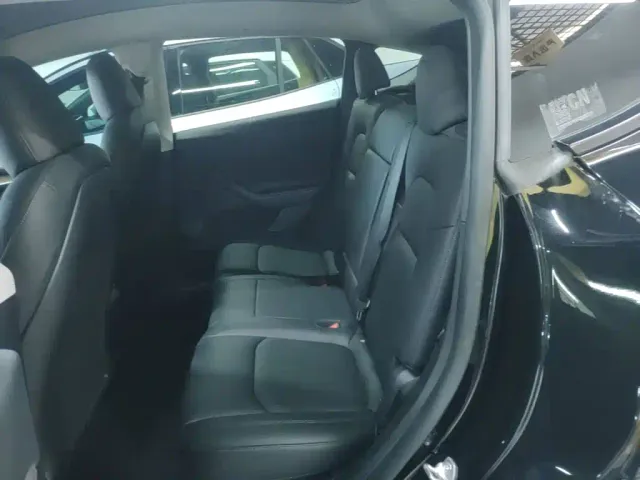Tesla Model Y — Фото автомобиля 16