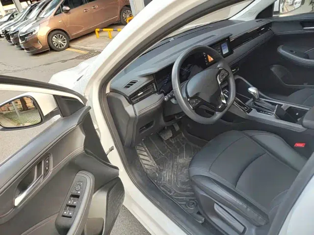 Roewe i5 — Фото автомобиля 15