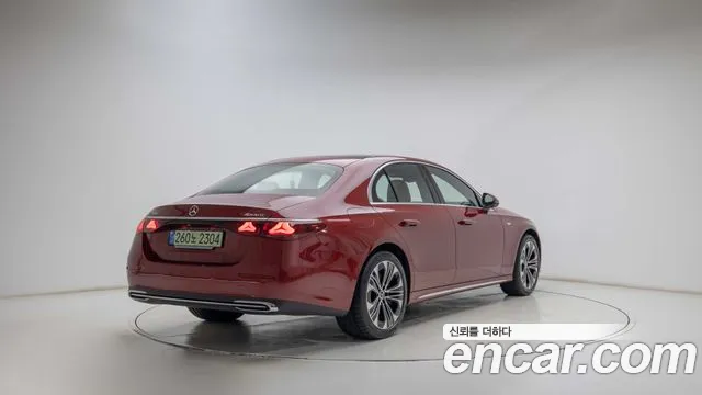 Mercedes-Benz E-Class — Фото автомобиля 2