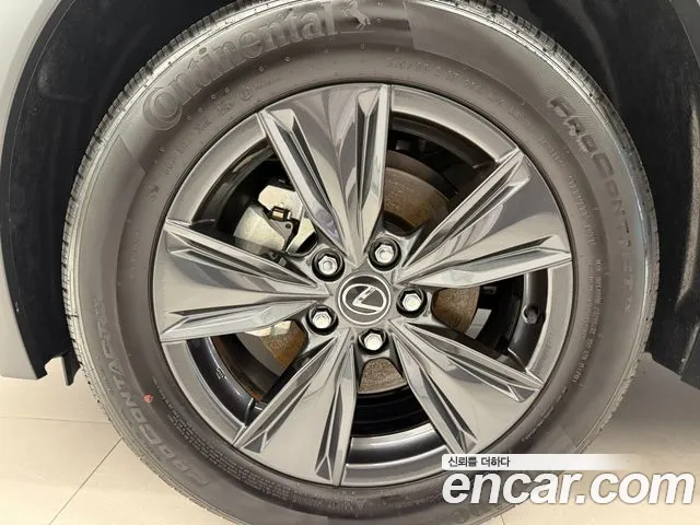 Lexus UX — Фото автомобиля 5