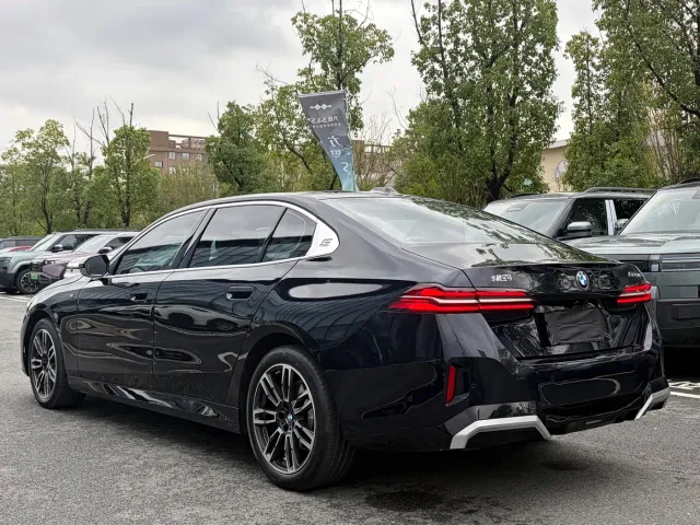 BMW 5 Series — Фото автомобиля 17