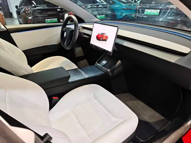 Tesla Model 3 — Фото автомобиля 13