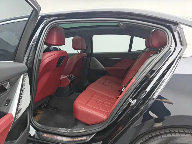 BMW 5 Series — Фото автомобиля 11