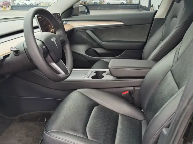Tesla Model 3 — Фото автомобиля 5