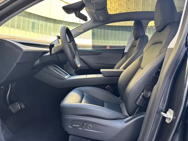 Tesla Model Y — Фото автомобиля 9
