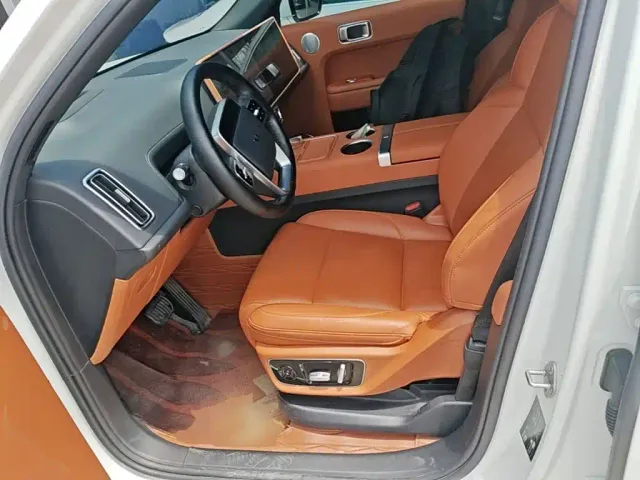Li Auto L7 — Фото автомобиля 10