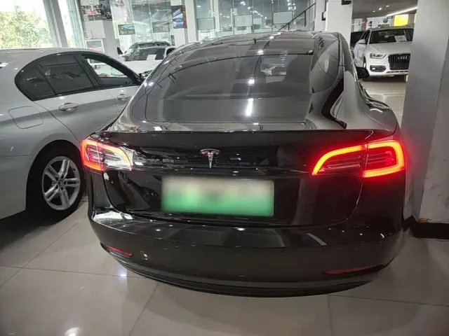 Tesla Model 3 — Фото автомобиля 5