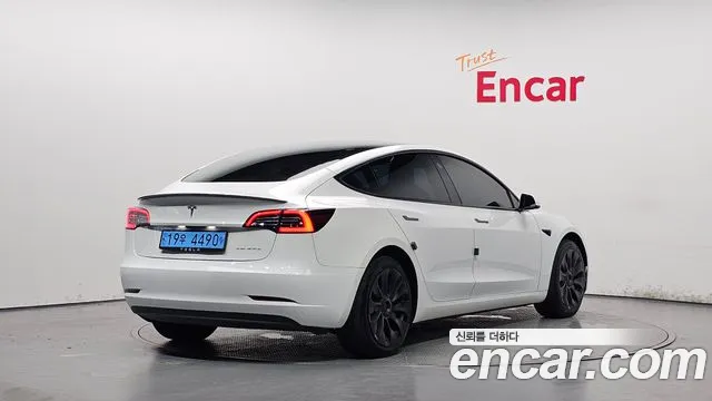 Tesla Model 3 — Фото автомобиля 2