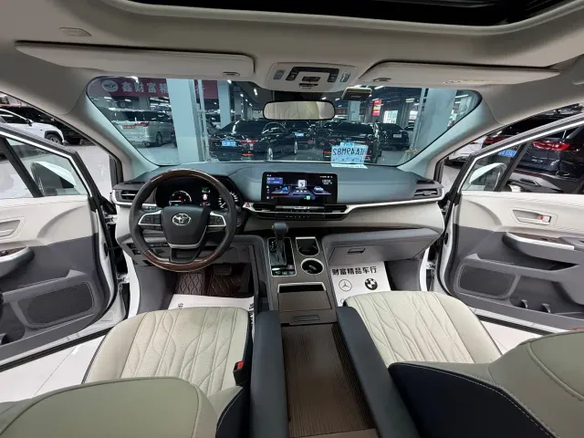 Toyota Sienna — Фото автомобиля 7