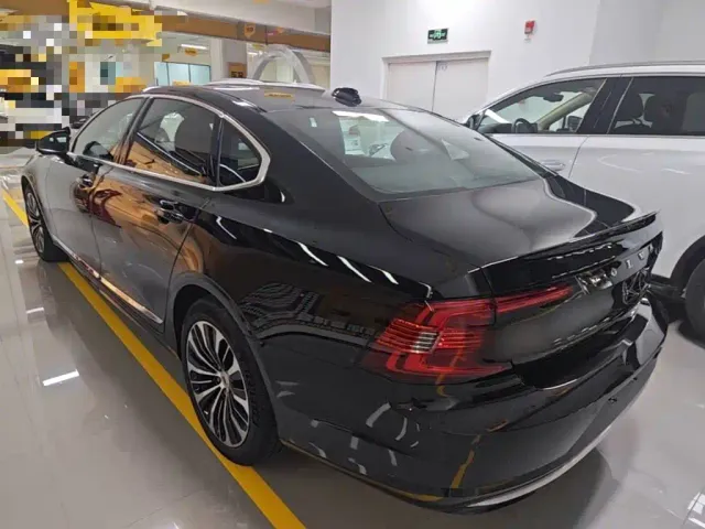 Volvo S90 — Фото автомобиля 4
