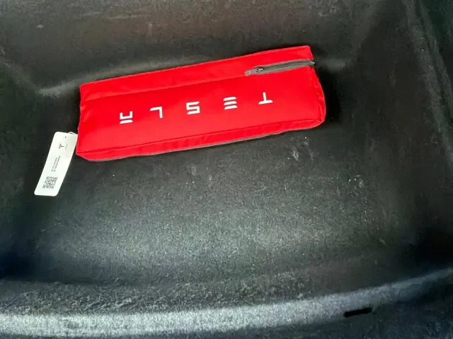 Tesla Model 3 — Фото автомобиля 27