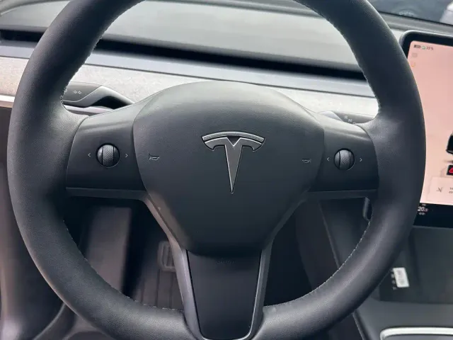 Tesla Model Y — Фото автомобиля 11
