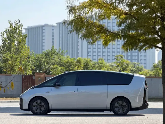 Li Auto MEGA — Фото автомобиля 22