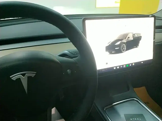 Tesla Model Y — Фото автомобиля 13