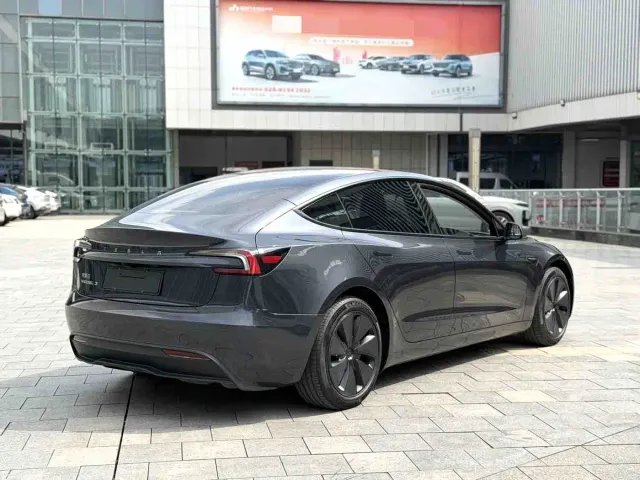 Tesla Model 3 — Фото автомобиля 8