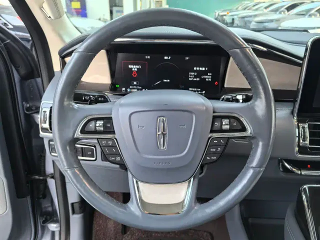 Lincoln Navigator — Фото автомобиля 8