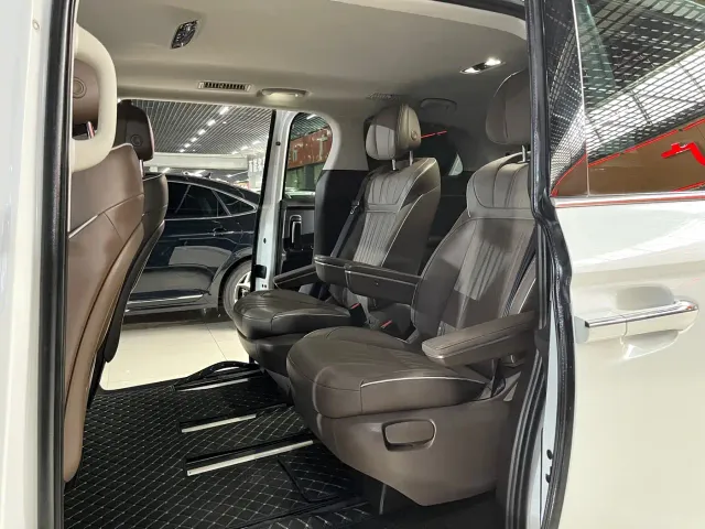 Roewe iMAX8 — Фото автомобиля 10