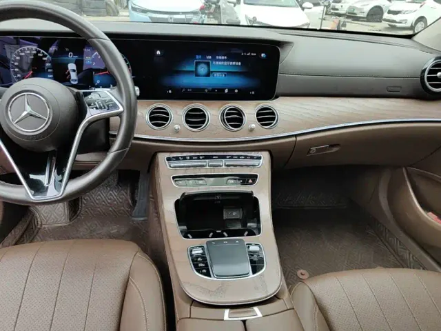Mercedes-Benz E-Class — Фото автомобиля 12