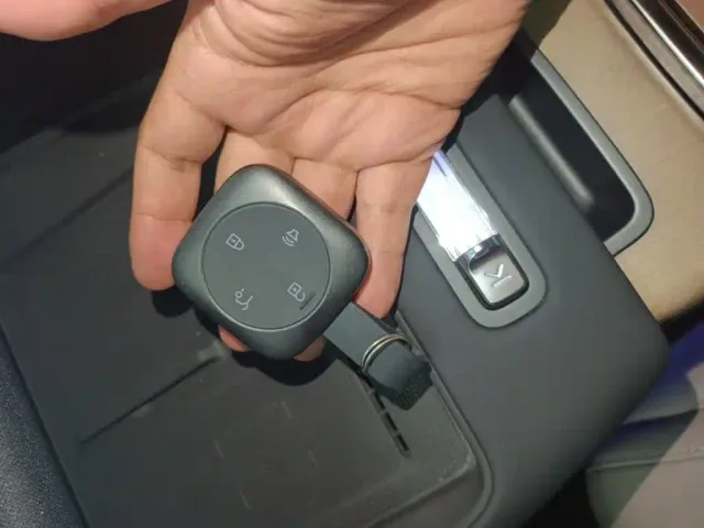 Volvo XC70 Plug-in Hybrid — Фото автомобиля 8