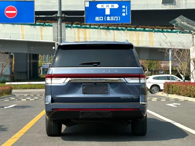 Lincoln Navigator — Фото автомобиля 3
