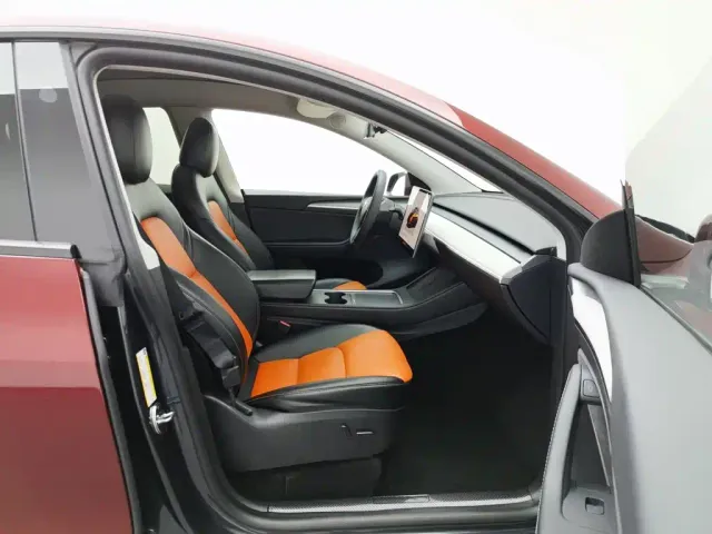 Tesla Model Y — Фото автомобиля 23