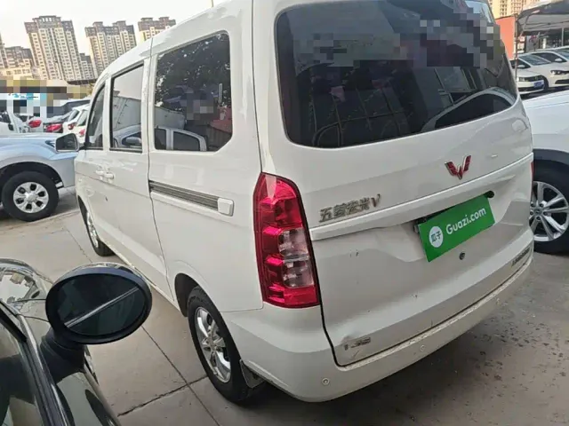 Wuling Hongguang V — Фото автомобиля 4