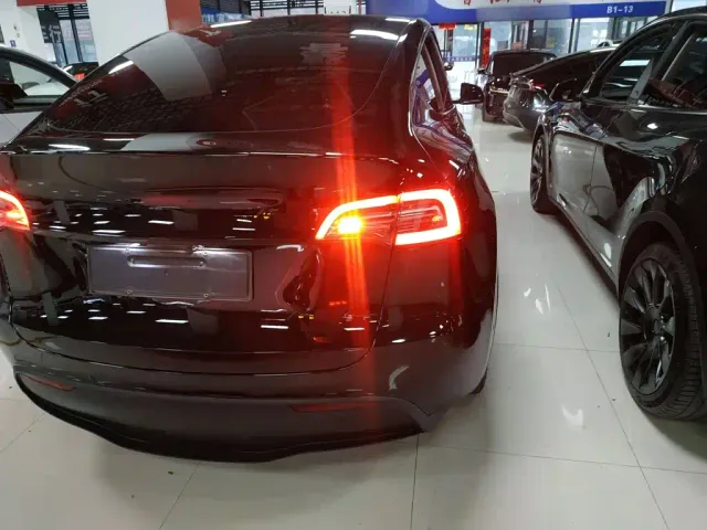 Tesla Model Y — Фото автомобиля 7