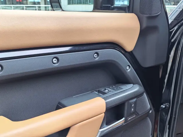 Land Rover Defender — Фото автомобиля 10