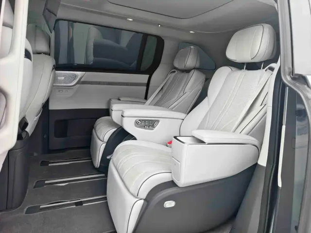 Xpeng X9 — Фото автомобиля 10