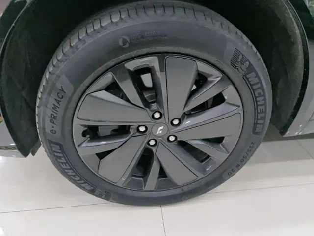 Li Auto L8 — Фото автомобиля 22