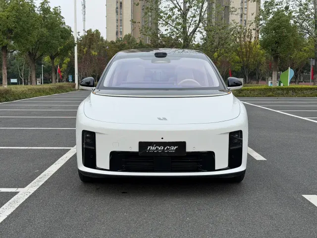 Li Auto i8 — Фото автомобиля 2