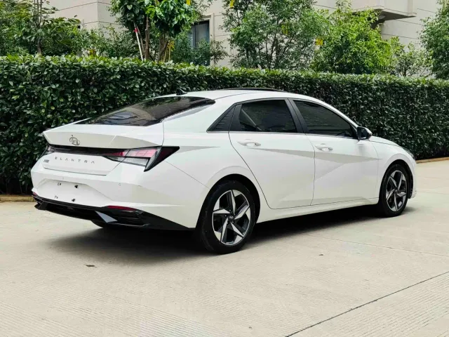 Hyundai Elantra — Фото автомобиля 12