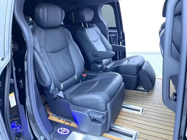 Toyota Sienna — Фото автомобиля 10