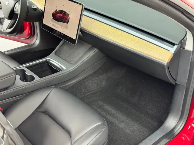 Tesla Model 3 — Фото автомобиля 10